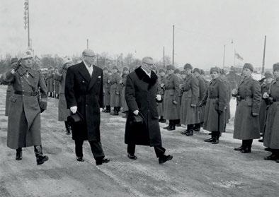 18 Ex-president Juho Kusti Paasikivi en de nieuwe president Urho Kaleva Kekkonen inspecteren de Finse erecompagnie in het begin van 1956.