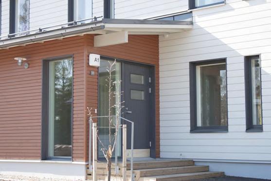 4 Ikkunat, ovet, sisäänkäynnit ja rakennusten yksityiskohdat Julkisivujen jäsennyksen tulee olla aukotukseltaan selkeä ja rauhallinen. Ikkunan ulkokarmien ja -listoitusten tulee olla tumman harmaat.