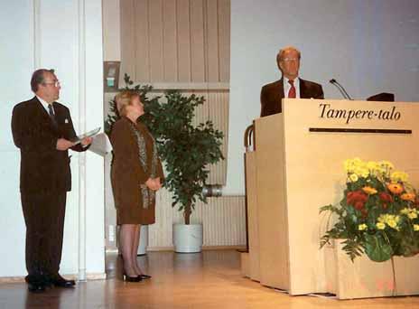Puheenjohtaja Erkki Hirvonen ja varapuheenjohtaja Tuula Salmi kutsuvat Reijo Punnosen kunniajäseneksi nro 1 juhlakokouksessa 2.11.2000. solistinaan Risto Tuimala.