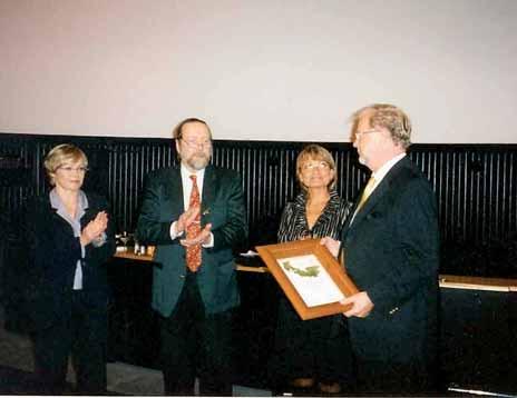 Syyskokous 17.10.2003 kutsuu Erkki Hirvosen kunniajäseneksi nro 2. Vasemmalla sihteeri Maarit Vuento, puheenjohtaja Risto Tuimala, rouva Maria Hirvonen ja Erkki Hirvonen.