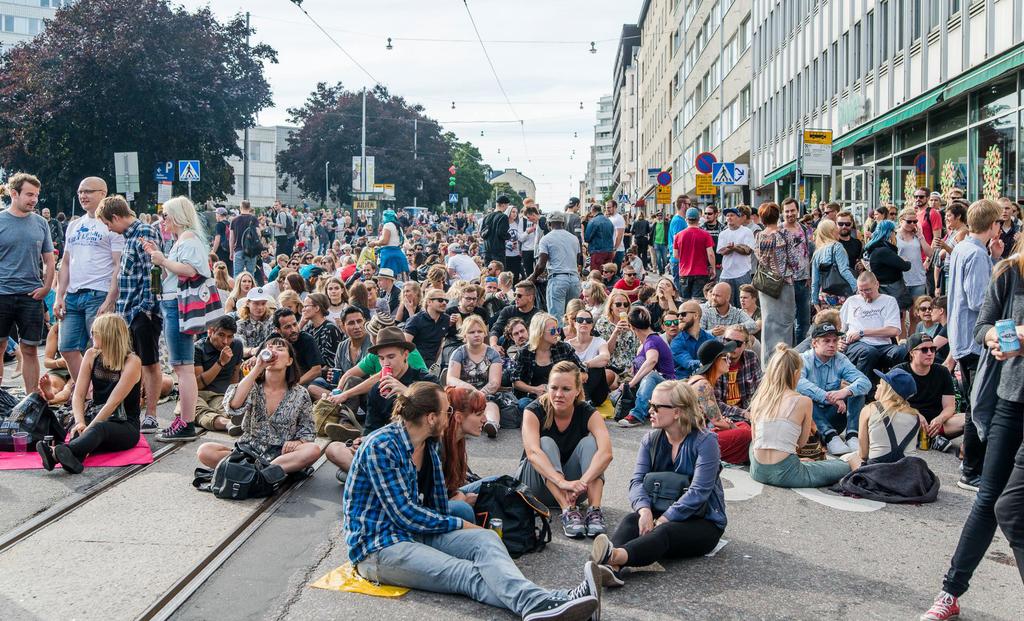 Arkkitehtuurin perusteet 2A ARK-A1504 kuva: Niklas Nabb TAUSTAA Kallio Block Party on yllättävä ja rento katujuhla keskellä liikenneväylää ja tuikitavallisia kotinurkkiamme.