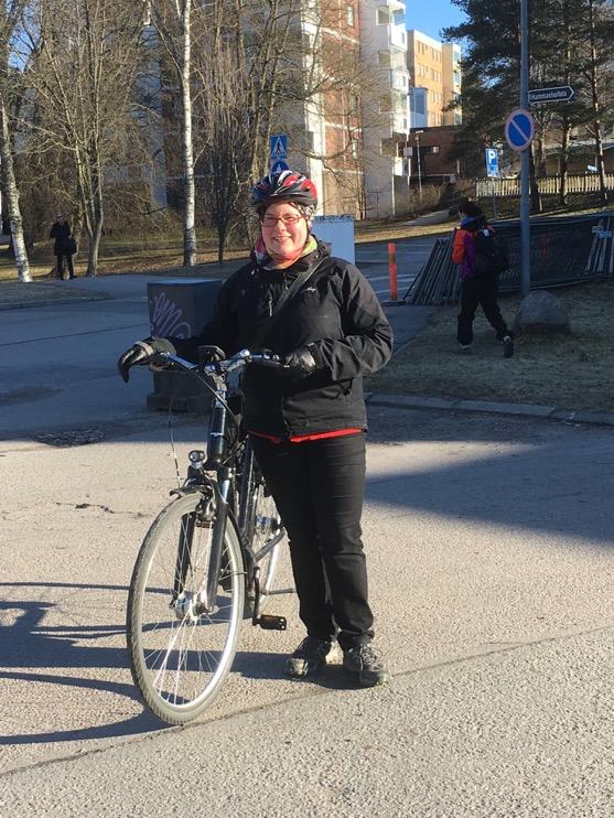 Sari Kekki, hortonomi Käytännössä Sari korvasi sähköpyörällä kokonaan henkilöauton käytön.
