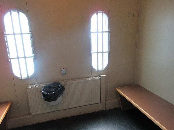 Vankien matkatavaroille on myös erillinen varasto, jonne oli sijoitettu Mikkeliä pidemmälle matkustavien vankien vankilaukut.