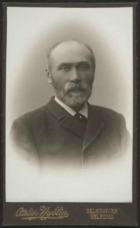 7 RAKENNUKSEN HISTORIA LYHYESTI Filosofian tohtori Reinhold Theodor Hausen nimitettiin vuonna 1883 valtionarkistonhoitajaksi ja myöhemmin samana vuonna hän esitti vaatimuksen omasta valtionarkiston