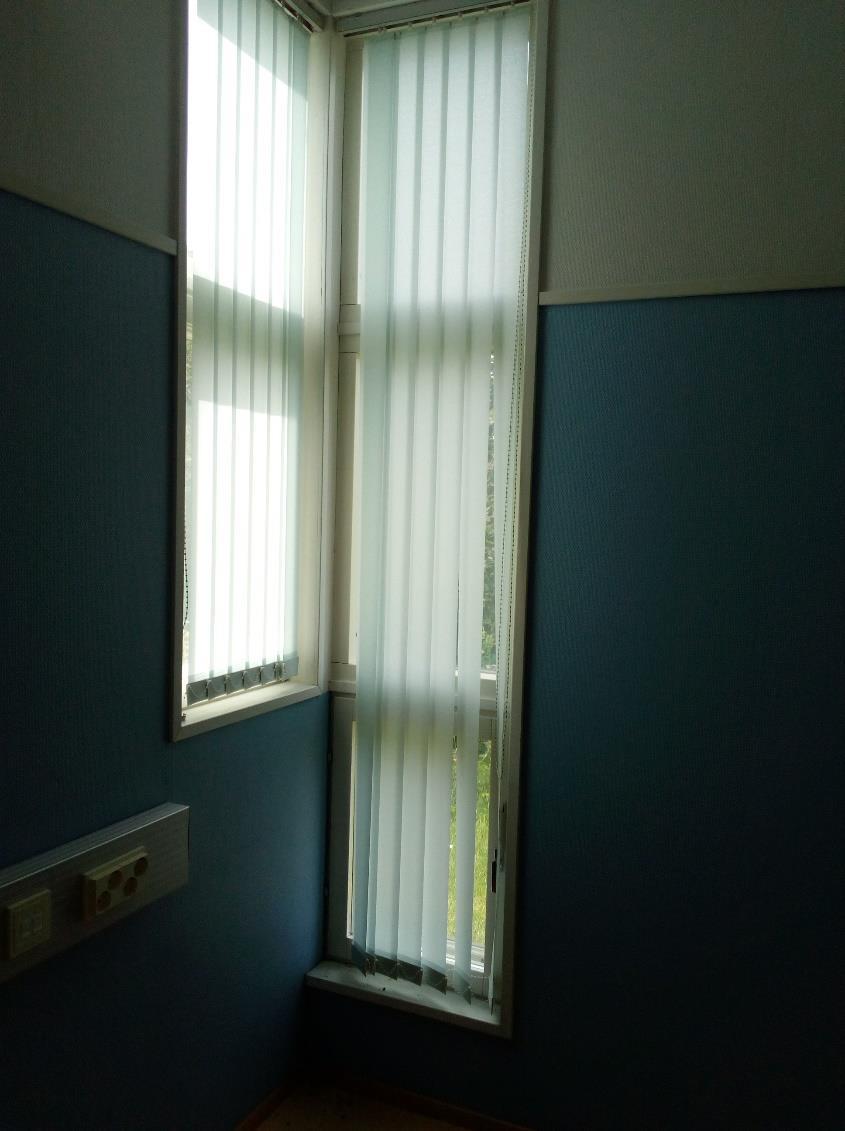kuva käytävltä 118 F72 VARUSTEET Ikkunoiden ja ikkunaseinän varusteet Ikkunoiden lamelliverhot irrotetaan ja varastoidaan rakennustöiden ajaksi.