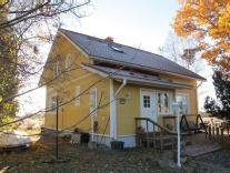 Maa on lohkottu Eerolan tilasta siellä pitkään työskennelleelle työntekijälle ja hänen perheelleen 1939. Rakennukset ovat olleet pitkään tyhjillään ja ne on tarkoitus purkaa.