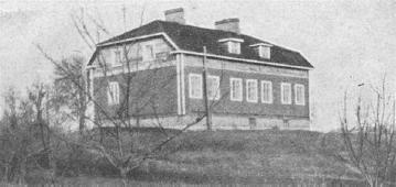 Historiallinen arvo Ympäristöarvo Arvoluokka Arvojen perustelu asutushistoria sosiaalihistoria taloushistoria maisemallisesti keskeinen sijainti ei määritelty Arkkitehtoniset arvot Päärakennus on