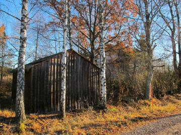 Yhteenkuuluva rakennuspari, asuinrakennus ja piharakennus, kertoo 1900-luvun puolivälin asumisen ja elämisen tavasta.