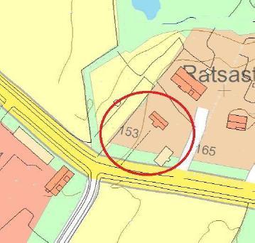 2015 Historia Herttualantien varressa sijaitseva pihapiiri, jossa rapattu, puolitoistakerroksinen, hiljattain peruskorjattu 1950-luvun asuinrakennus ja todennäköisesti saman ikäinen kookas