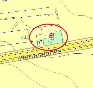 2015 Historia Herttualantien varressa sijaitseva pihapiiri, jossa puolitoistakerroksinen, voimakkaasti peruskorjattu 1950-luvun asuinrakennus ja todennäköisesti saman ikäinen kookas puurunkoinen