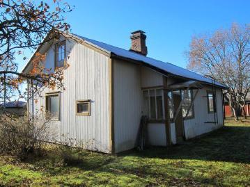 Yhteenkuuluva rakennusryhmä, asuinrakennus, lato, sauna, kertoo 1900-luvun puolivälin pientilan toiminnasta ja