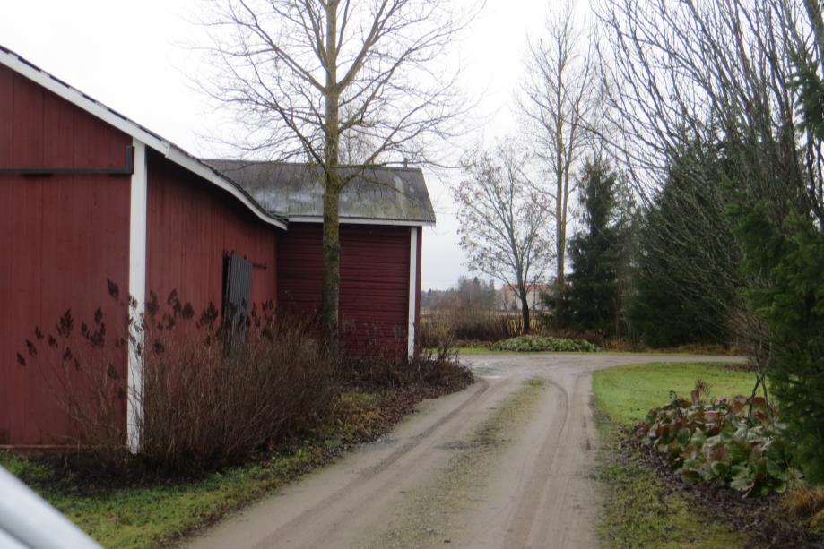 Asutun pihapiirin rakennukset ovat hyvässä kunnossa.