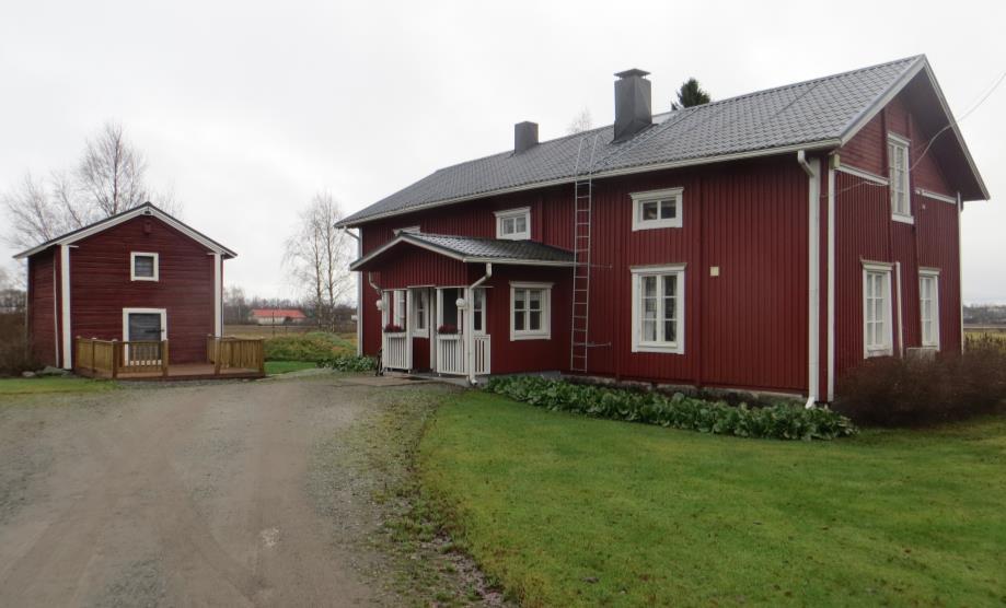 Kaikissa rakennuksissa on hirsirungot ja asuinrakennuksessa
