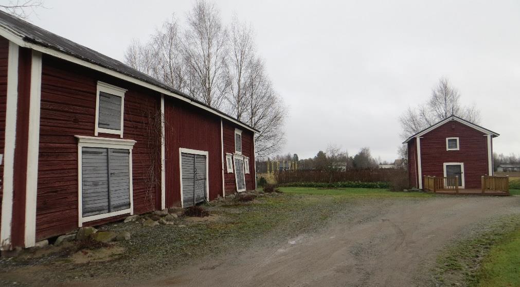 Talo on perustettu lohkokiville ja piharakennukset luonnonkiville.