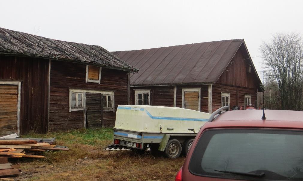 asuinrakennus tyyliin sopimattoman, uudemman kuistin purkua.
