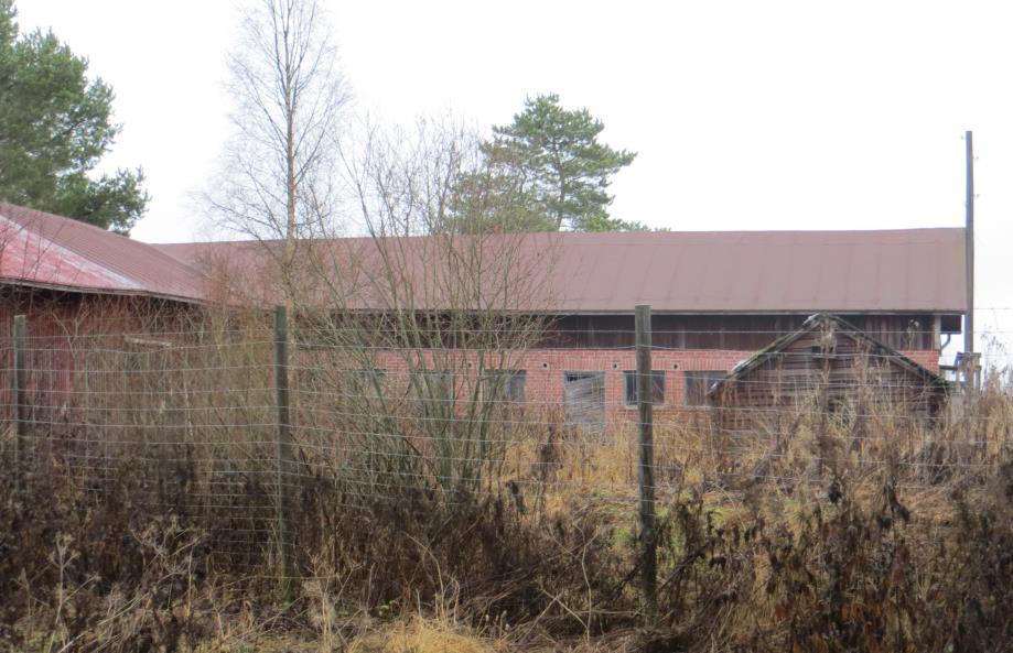 6. Hietikko / Korpelan tilan navetta Laakean kumpareen laella on tyylikäs ja iso, L-mallinen