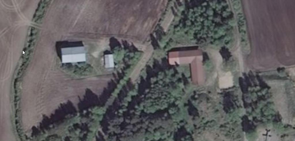 rankorakenteinen. Uudempi asuinrakennus on tien toisella puolella.