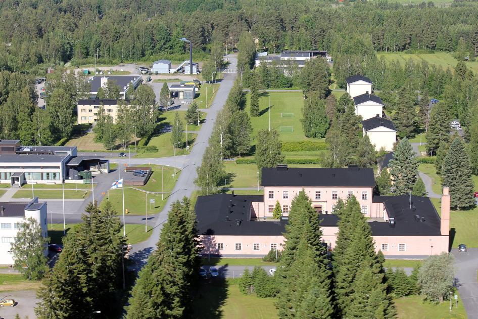 Asuinrakennusten takana on hyötypuutarhat