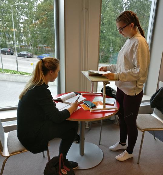 kaisujemme kanssa. Tästä esimerkkinä Facebookissa julkaistu uutinen, jossa käytettiin aika usein kuultua istuminen tappaa -iskulausetta.