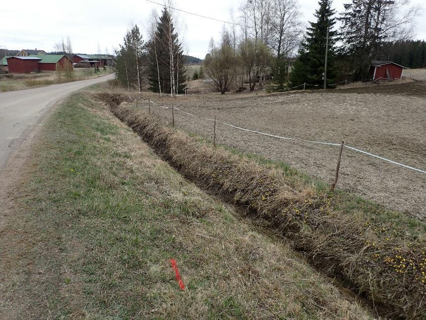 Alla: maakaapeli on tarkoitus rakentaa kuvassa näkyvään tien penkkaan kuvan suuntaisesti.