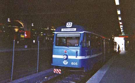 Kalustona oli käytettävä vanhoja telivaunuja, koska metroradan ulottumasta johtuen A32-vaunuja ei voinut kuljettaa Bromman varikolta linjalle metrorataa pitkin.