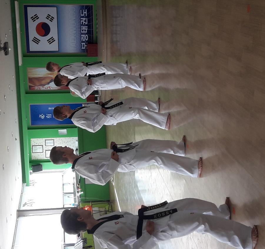 Opiskelijat Taekwondo harjoituksissa opiskelijoilla nimikoidut puvut ja vyöt. Vieraan varaisuus oli jotain uskomatonta joka paikassa.