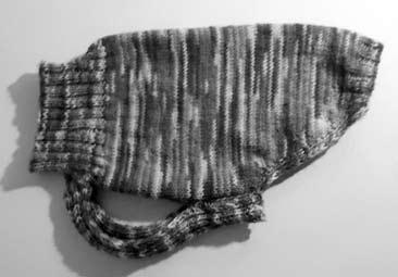 Puikkoina on käytetty 3,5 mm paksuisia ja 35 cm pitkiä neulepuikkoja ja kaulusta varten saman kokoiset (tai käsialan mukaan kokoa pienemmät) sukkapuikot.