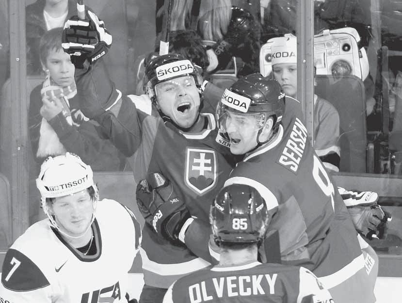 14 HOKEJ piatok 17. 1. 2014 Slovenský útočník Liberca MARTIN BARTEK žiari v českej extralige Na linke BRATISLAVA LIBEREC Slovenským hokejistom v českej extralige kraľuje útočník Liberca Martin Bartek.