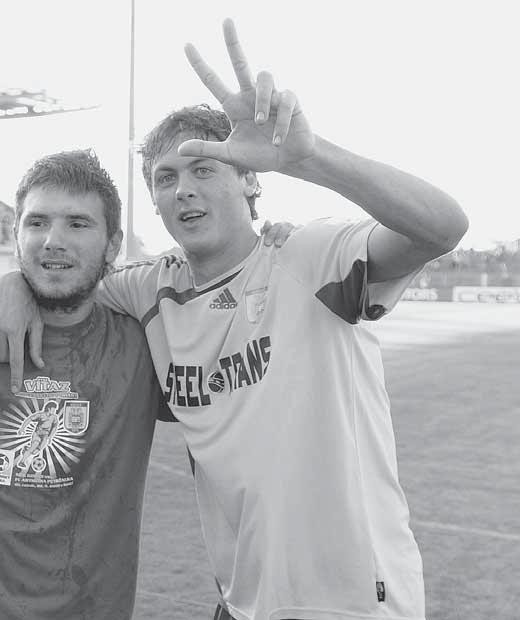 www.sport.sk FUTBAL 9 Takto sa Nemanja Matič (vpravo) tešil spolu s Markom Milinkovičom z triumfu v Slovenskom pohári v roku 2009.