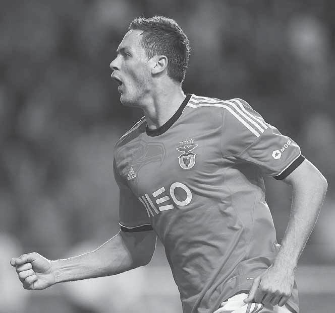 Urastený stredopoliar (194 cm/82 kg) začínal s futbalom v tíme Radnički Obrenovac, nasledovali pôsobenia v dvoch belehradských veľkokluboch Crvena zvezda a Partizan.