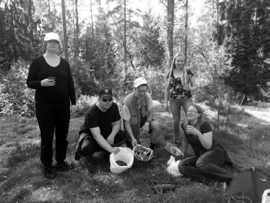 Leirikeskuksessa meitä oli 22 henkilöä, naisia ja miehiä suunnilleen saman verran. Ensimmäisenä päivänä tehtiin yhdessä suunnitelmaa leiriviikolle. Kaikki saivat osallistua ja esittää toiveita.