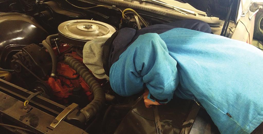 Meidän pihaltahan näitä klassikoita löytyykin, naurahtaa Lohikoski. Renkaiden vaihto kuuluu autopuolen oppeihin.