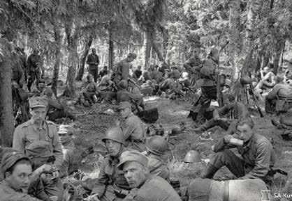 Teikarin taistelijoita tauolla 1944. SA-kuva rykmenttiä ja prikaatijoukot. Kokoonpanot vaihtelivat paikallisten olojen mukaan.