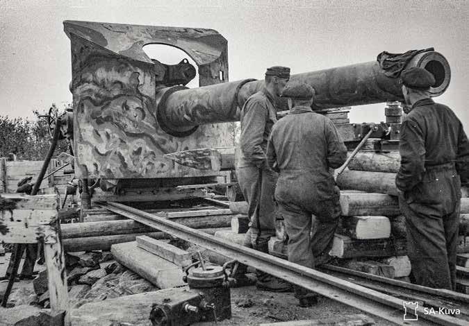 Mäkiluodon 8 tuuman tykki evakuoidaan syyskuussa 1944. SA-kuva Suurhyökkäyksen alettua Laatokan rannikkoprikaatin eteläinen rykmentti RTR 3 kävi tulitaisteluja vihollisalusten kanssa.