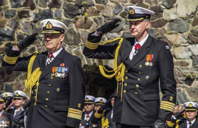 Merivoimien komentaja, vara-amiraali Veijo Taipalus laski seppeleen Augustin Ehrensvärdin hautamuistomerkille yhdessä Rannikkoprikaatin komentajan, kommodori Vesa Tuomisen kanssa.