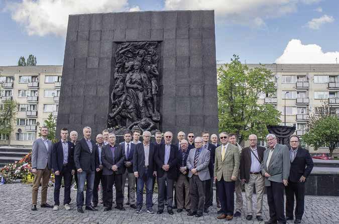 Matkaajat Varsovan juutalaisten muistomerkillä. Ove Enqvist Tämä vuonna 2004 avautunut museo oli ilahduttavan nykyaikainen monipuolisine interaktiivisine informaatiopisteineen sekä 3D-esityksineen.