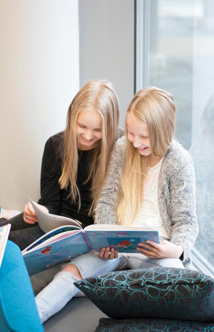 Oulun kaupunginn vuosi 2017 27 a ja autoa 941 811 teosta jen kokoelmissa 75 819 lainaajaa 3,66 miljoonaa lainaa 1,9
