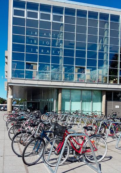 10 Toimintakertomus 2017 11 Kirjasto toteutti asiakastoiveen: Pään pyörätelineet Oulun pyöräilijät (OUPO) lähestyivät Oulun kaupungina toiveella paremmista ja turvallisista pyörätelineistä.