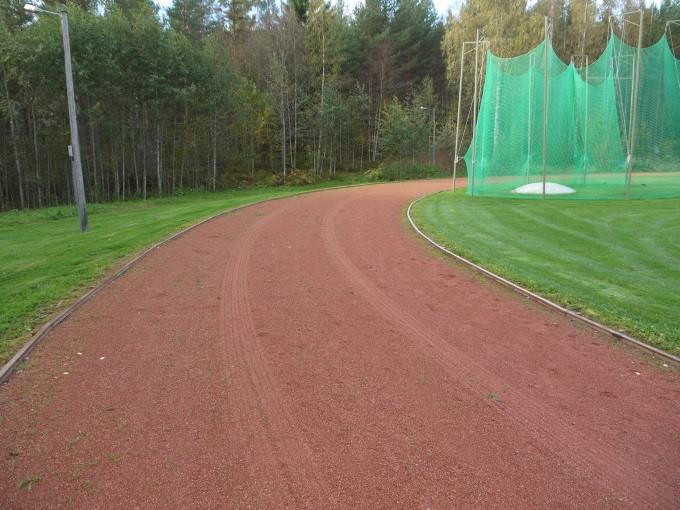 Pintamateriaaleiltaan pallokentän osuus on luonnonnurmea, juoksuradat tiilimursketta ja muut kenttäalueet kestopäällystettä.