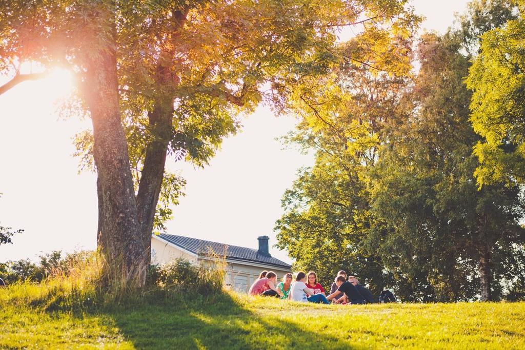 PIKNIK SUOMENLINNASSA Suomenlinnan aavat ruohokentät kutsuvat piknikille.