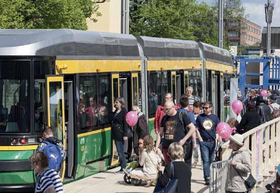 Upouusi helsinkiläinen raitiovaunu vierailulla Tampereella, matkalla Taivalkosken tehtaalta kohti Helsinkiä. Valokuva Raitiotieallianssi / Ratikkapäivä 6.6.2017, Susanna Lyly.