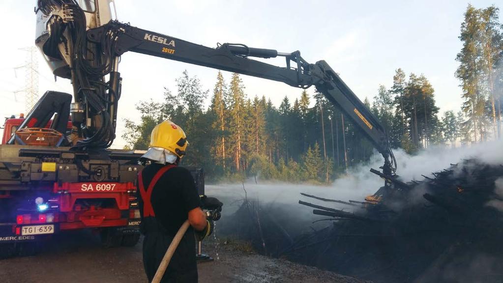 KALUSTOKULMA KALUSTOKULMA Euran VPK:n erikoisyksikössä kaksi nosturia Työkalu jo tositoimissa Kun Porissa raivataan palavaa isoa puutaloa tai 80 km:n päässä Pomarkussa pitää siirtää muovipaaleja