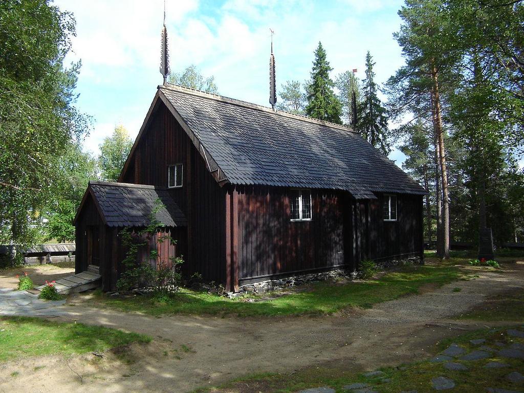 Toinen mielenkiintoinen vierailukohde Sodankylässä on Vanha Kirkko vuodelta 1689. Oppaan kertomana kuulemme mielenkiintoisen tarina kirkon historiasta.