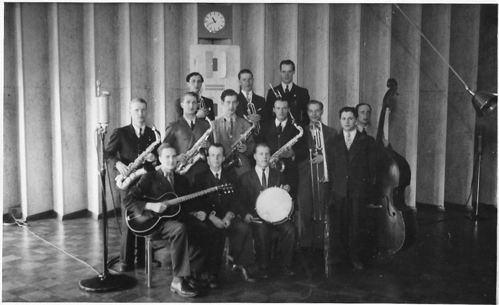 Jaakko Vuormaan Big Band valmiina Yleisradion lähettämään konserttiin Bottalla vuonna 1945.