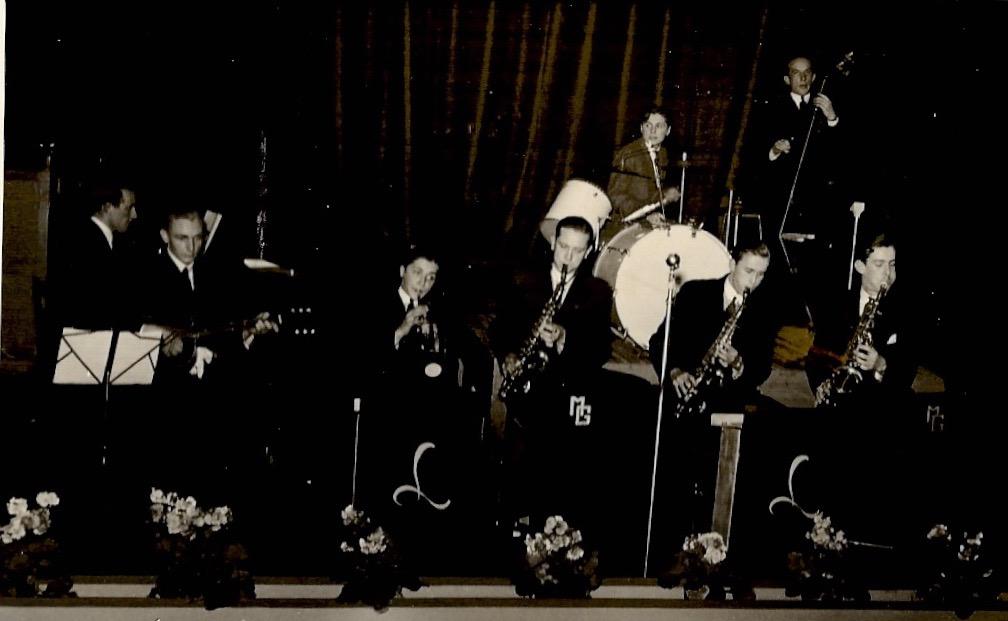 Veljeshovin konsertit ja jami- illat joka perjantai olivat sodanaikaisen Helsingin jazzelämässä suurimpia tapahtumia. Sal Furman oli 16- vuotias kun hänet otettiin mukaan Veljeshovin ydinporukkaan.