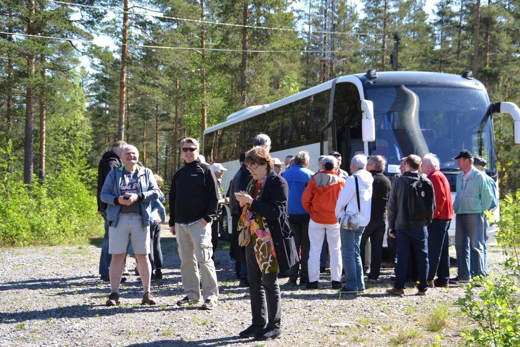 Matkakertomus 3 (5) Kuva 2. Tuulivoimaretkeilyn osallistujia Teiharjun voimalan vieressä 2.