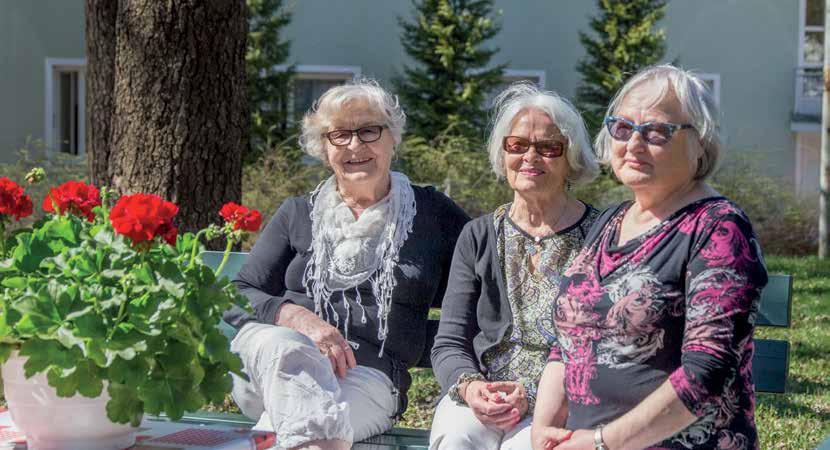 Kymenlaaksonkadulla asuvat Mirja Salmi (vas.), Ritva Pätäri ja Pirkko Soikkeli suunnittelevat pelargonin ruukutusta oleskelualueen viereen.