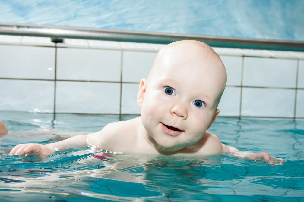 VAUVA- JA TAAPEROUINTI Riihimäen uimahalli, tilaussaunat, Salpausseläntie 16 Vauva- ja taaperouinnin tavoitteena on saada lapsi nauttimaan vedessä olosta, edesauttaa (myöhäisempää) uimataidon
