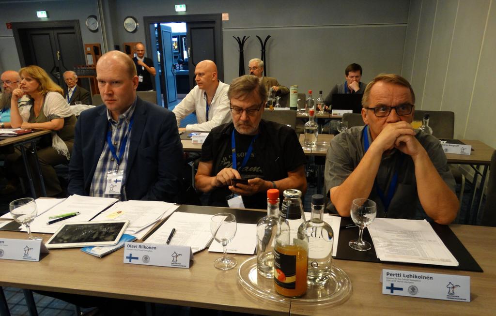 -144- Suomen Kirjeshakkiliittoa edustivat Bremenissä delegaatti Olli Ylönen (vas.), Olavi Riikonen ja Pertti Lehikoinen. Kuva: Luz Marina Tinjaca Ramirez Norm -turnauksesta 2400:n tasolle.