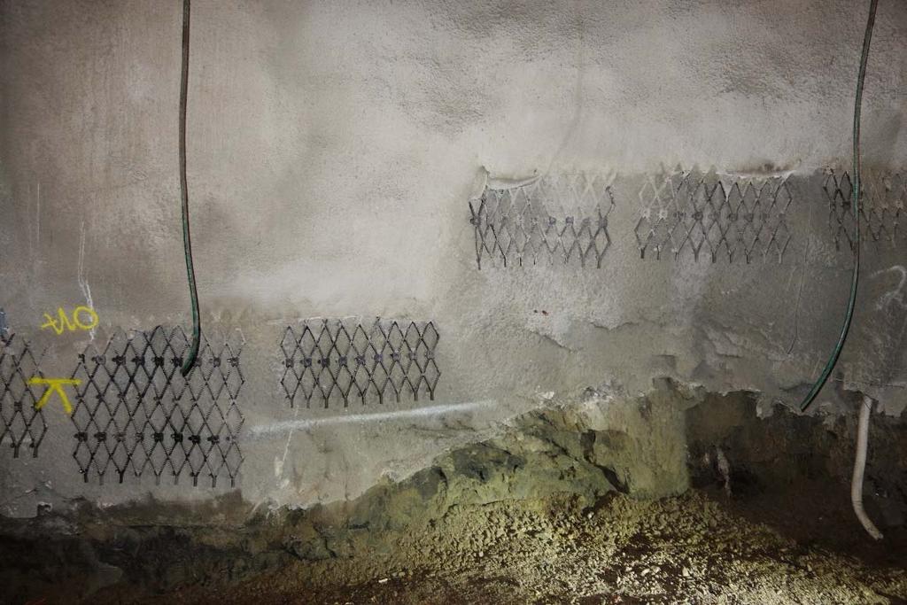 114 Kuva 24. Mikrosalaojaverkkojen päitä tunnelin seinän pohjalla (kuva Kalle Hollmén). 5.6.